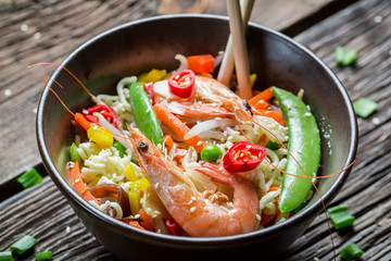 Shrimp with vegetables and noodles