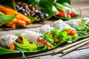 Spring rolls with vegetables and chicken