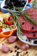 Carne macinata con spezie e contorni