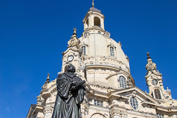 Fototapeta na wymiar Luther-Denkmal vor der Frauenkirche in Dresden