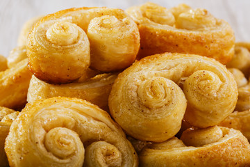 Obraz na płótnie Canvas curls puff pastry with cinnamon