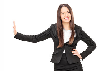 Obraz premium Businesswoman leaning on a wall