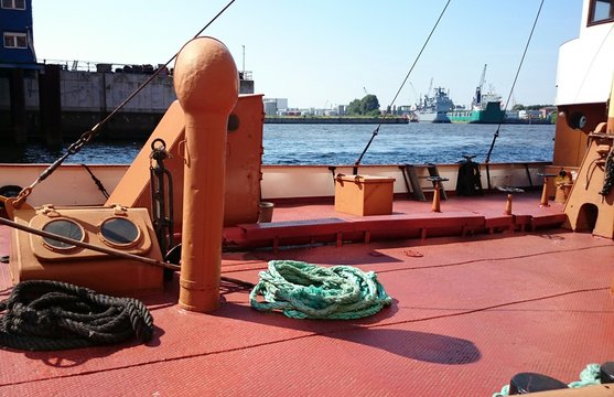 Schiff im Hafen Hamburg