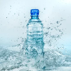 Fototapeten Flasche Wasserspritzer © Andrei Armiagov