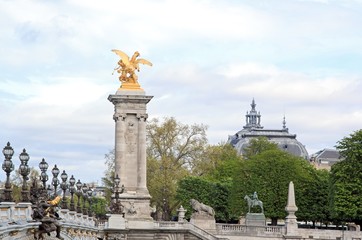 Fototapeta na wymiar Pont Alexandre III, renommée de la guerre, vue de dos (Paris)
