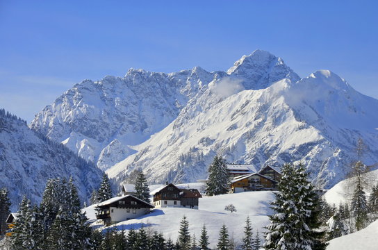 Bergdorf im Winter in den Alpen, Kleinwalsertal, Österreich