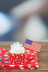 Obraz premium American patriotic holiday cupcake on wooden table