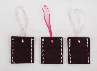 brown felt envelopes with pink ribbons