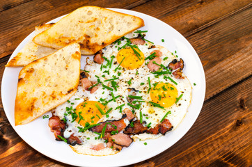 Bacon, eggs and chive with crispy toast