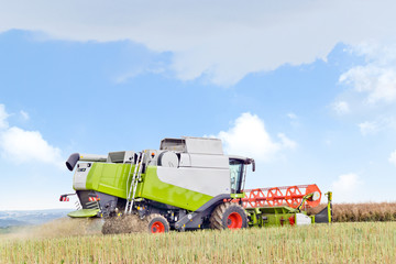Obraz premium Mähdrescher von der Seite