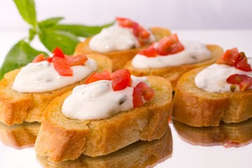 Crostini mit Tzatziki und Tomate