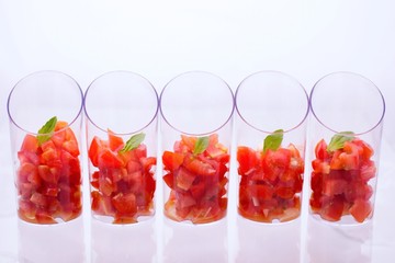 Fingerfood Tomaten mit Basilikumblatt
