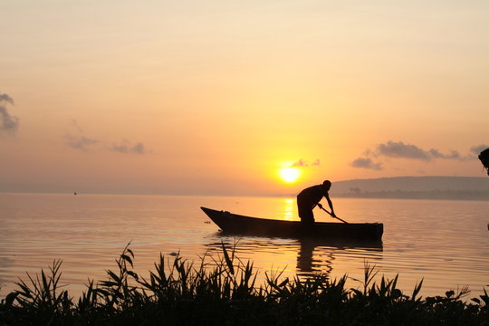 Fischer im Sonnenaufgang