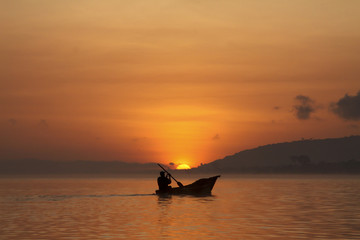 Fototapeta na wymiar Einboot im Sonnenaufgang