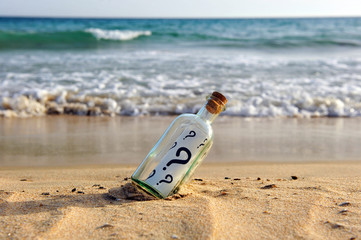 Bottle with question. Mensaje con interrogantes