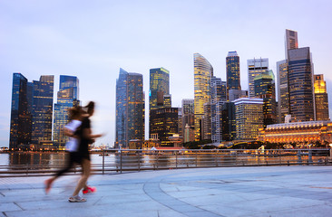 Les gens font du jogging à Singapour