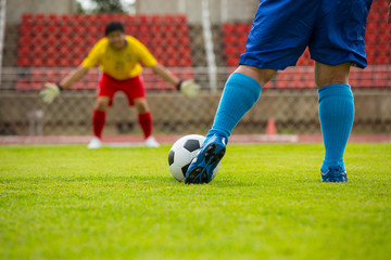 Obraz premium Attack soccer player shooting to defense team