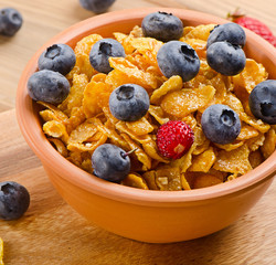 Corn flakes with fresh blueberries