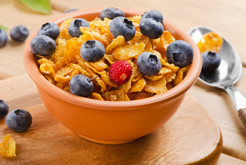 Corn flakes with fresh blueberries