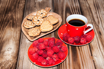 Ripe raspberry coffee cup and cookies