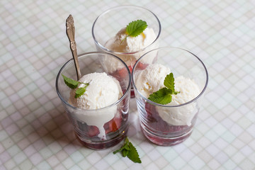 Vanilla ice-cream with fresh strawberries