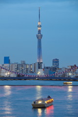 Fototapeta premium View of Tokyo sky tree and sumida river at twilight