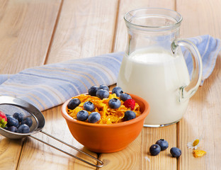 Corn flakes with fresh blueberries and milk