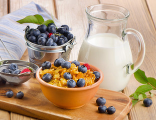 Corn flakes with fresh blueberries and milk