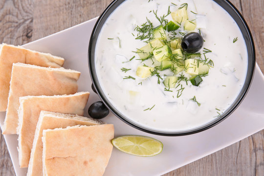 yoghut sauce and pita bread