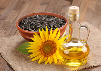 Obraz na płótnie Canvas sunflower oil, seed and sunflower