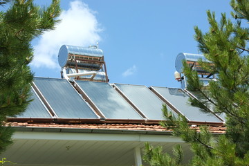 屋根に取り付けられた太陽光パネル