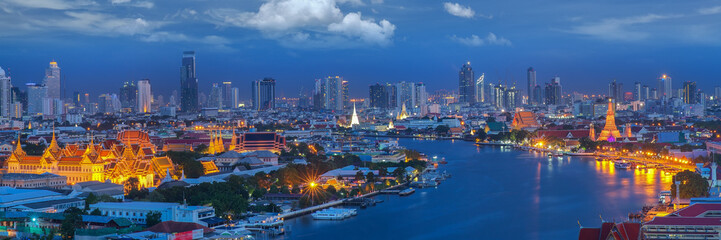 Fototapeta na wymiar Grand palace at twilight in Bangkok
