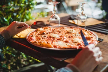 Photo sur Plexiglas Pizzeria Pizza au fromage aux tomates. à Strasbourg
