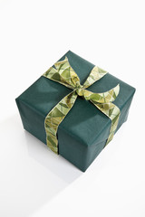 Geschenk mit grünen Packpapier,erhöhte Ansicht gewickelt