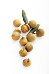 Longan Früchte und Blätter, erhöhte Ansicht