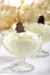 Champagner -Creme mit Schokolade und Bonbons