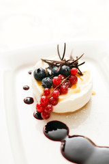 cheesecake with berries