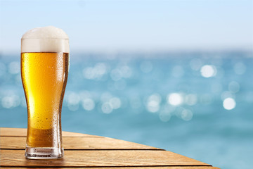 Bierglas auf einem unscharfen Hintergrund des Meeres.