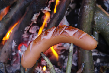 wurst gebraten grillen lagerfeuer
