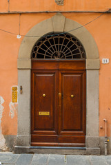 Portone in legno ingresso vecchia casa, Pisa
