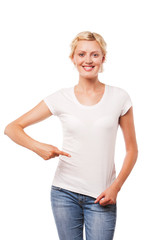 Obraz premium Smiling woman pointing at blank white t-shirt