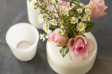 Tuinposter Roze bloemen in witte vaas © ilsestock
