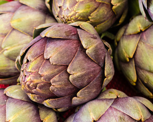Obraz premium Green artichokes at the farmers market