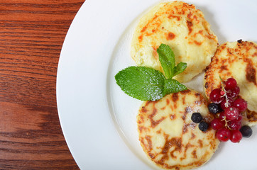 Cheesecakes from cottage cheese with berries