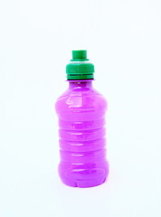 bouteille plastique violet,avec bouchon sport,isolé,fond blanc
