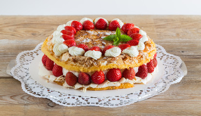 Baisertorte mit Erdbeer Joghurt auf Blauem Holz