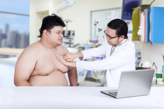 Fat man check up to doctor