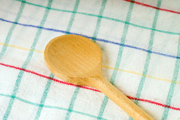Kochlöffel aus Holz auf einem Küchentuch