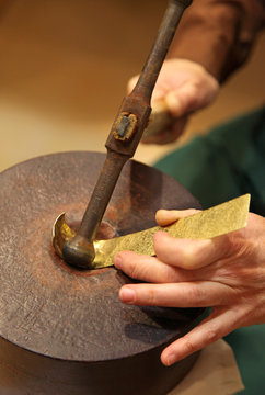 artesano trabajando bronce martillo yunque 6787-f14