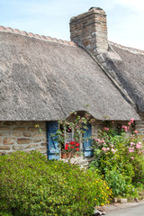 Chaumi&egrave;re bretonne &agrave; K&eacute;rascoet, Finist&egrave;re, Bretagne